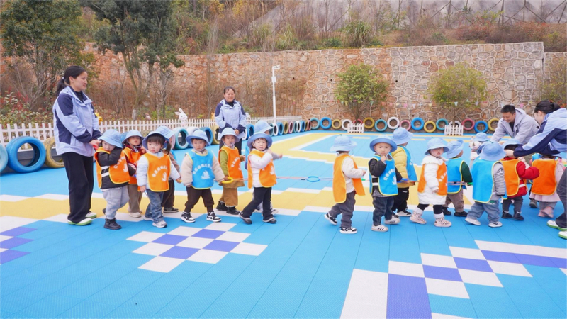 小朋友們?cè)诎昌埧h人民醫(yī)院楊帆托育中心進(jìn)行戶外活動(dòng)。