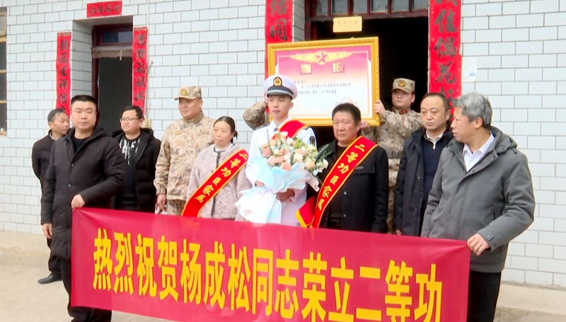 圖為送喜報現場。