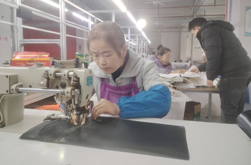 開展裁剪、縫制、掛標等作 (2).jpg