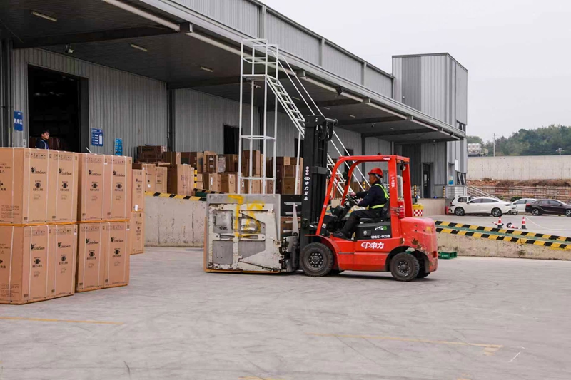 清鎮(zhèn)物流企業(yè)“建設運營”齊頭并進 (1).jpg