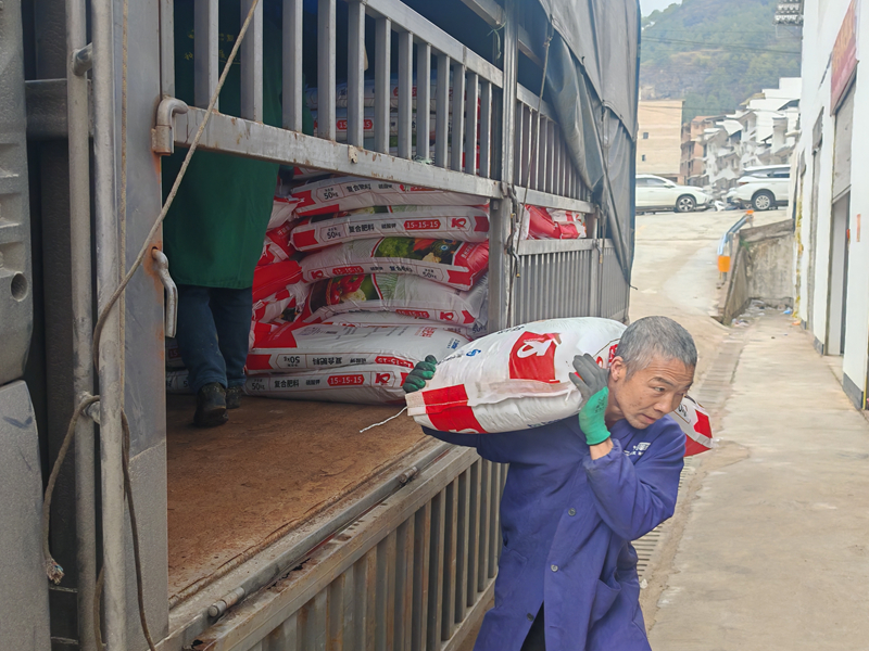 施秉縣雙井鎮(zhèn)為中藥材種植戶發(fā)放肥料。