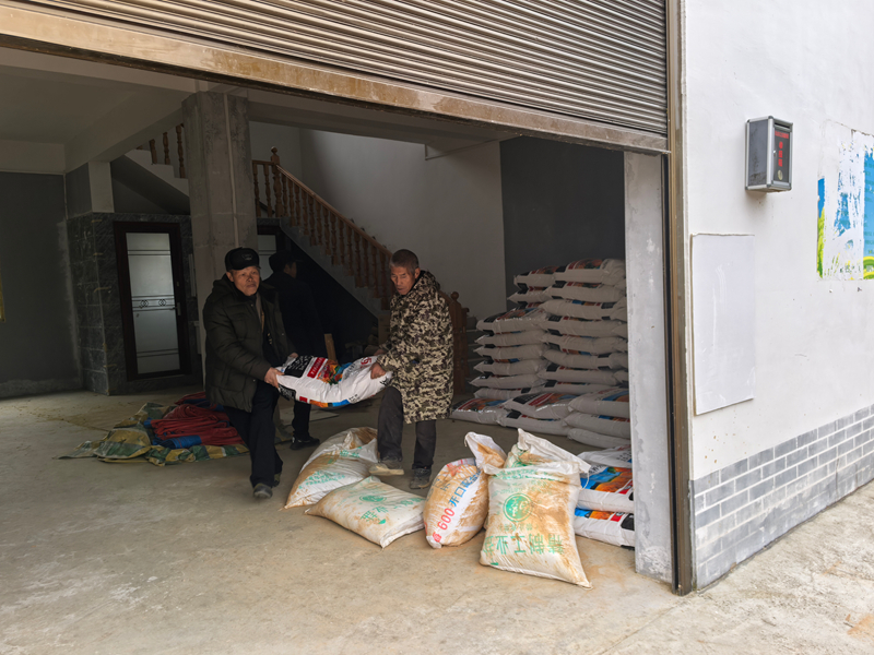 施秉縣雙井鎮(zhèn)為中藥材種植戶發(fā)放肥料。