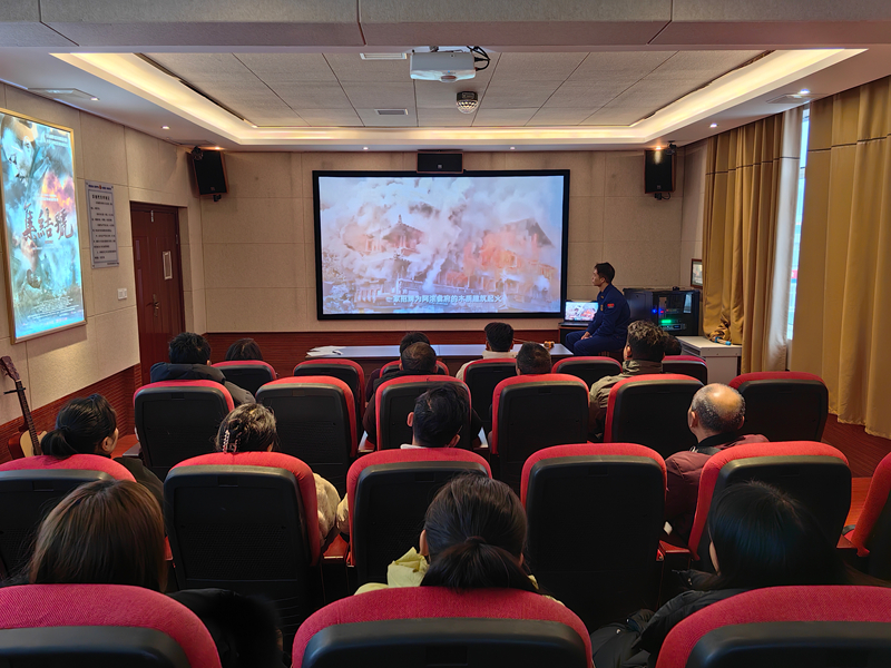 施秉消防宣傳員組織新開業商戶觀看火災警示教育片。