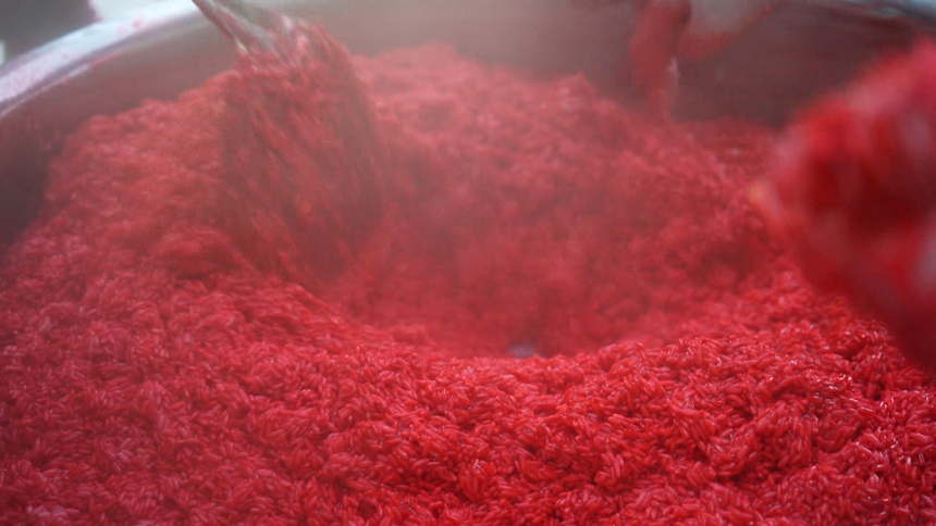 一品紅與糯米攪拌。