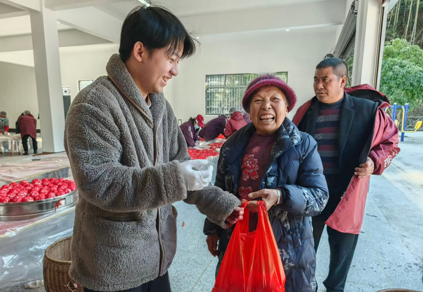 為老人送紅粑粑。