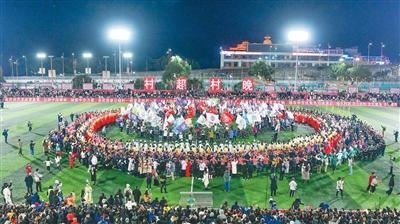 第四屆貴州“村超”開幕式現場,人們共同跳起民族舞。