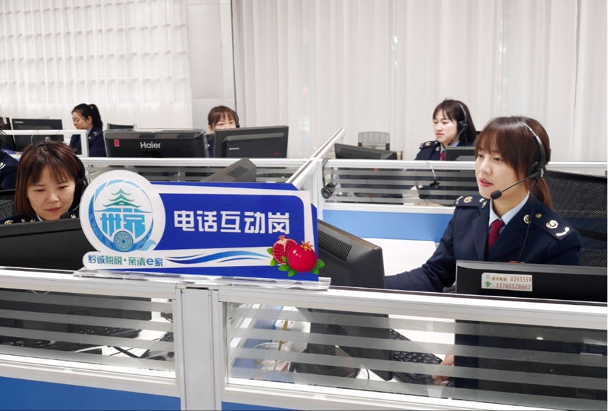 圖片1辦稅人員正在辦理增值稅業務