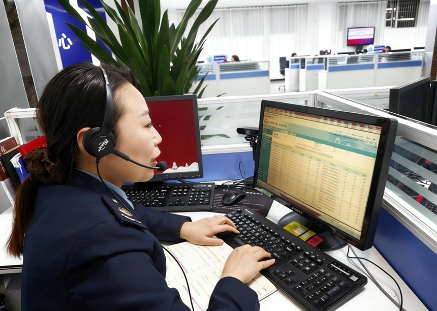 圖片2辦稅人員正在辦理增值稅業務