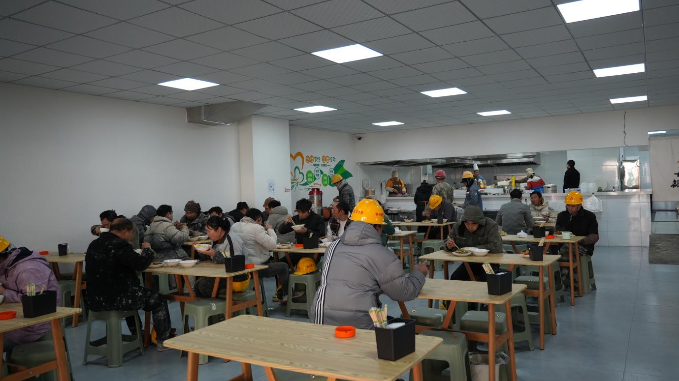 勞動(dòng)者在“愛(ài)心餐飲”指定取餐點(diǎn)就餐。
