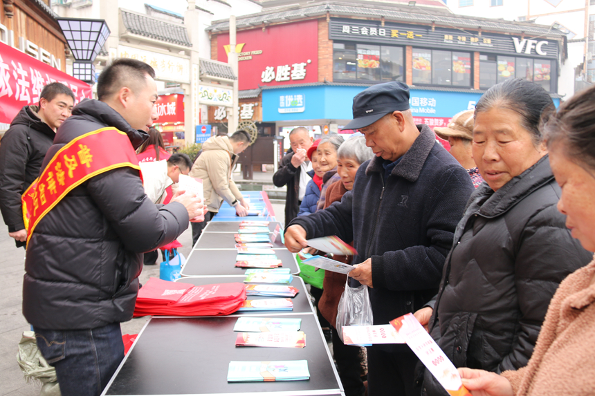 縣司法局工作人員在為群眾解答法律咨詢。