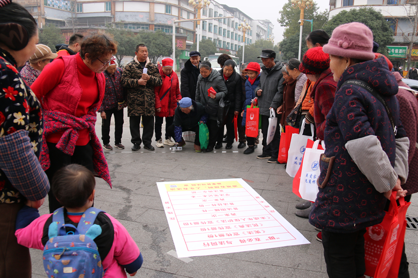 群眾積極參與“‘擲’在必得 與法同行”趣味普法游戲。