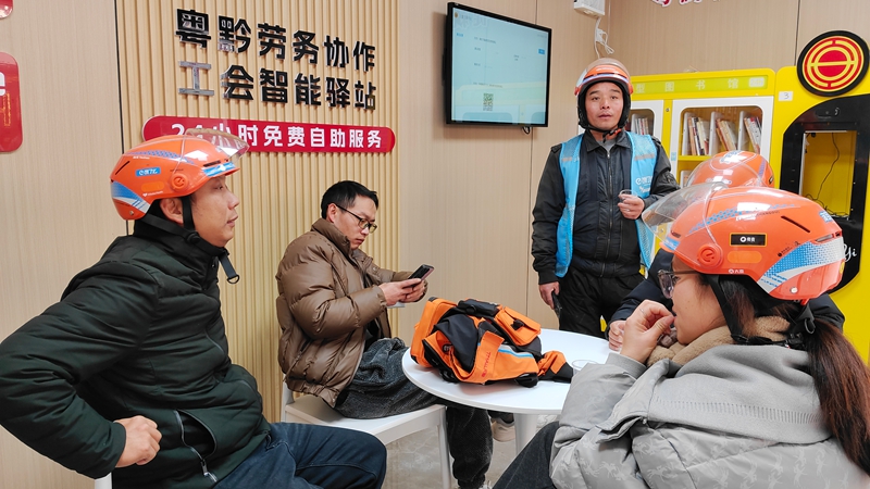 外賣騎手在驛站里休息.jpg