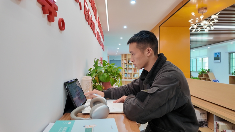 備考學子張鎳正在查閱資料 胡鳳至 攝.JPG