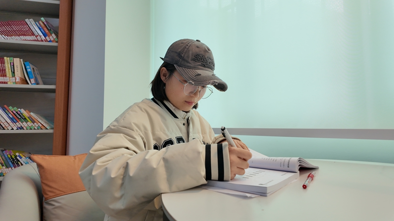 市民正在專心閱讀。 胡鳳至 攝.JPG