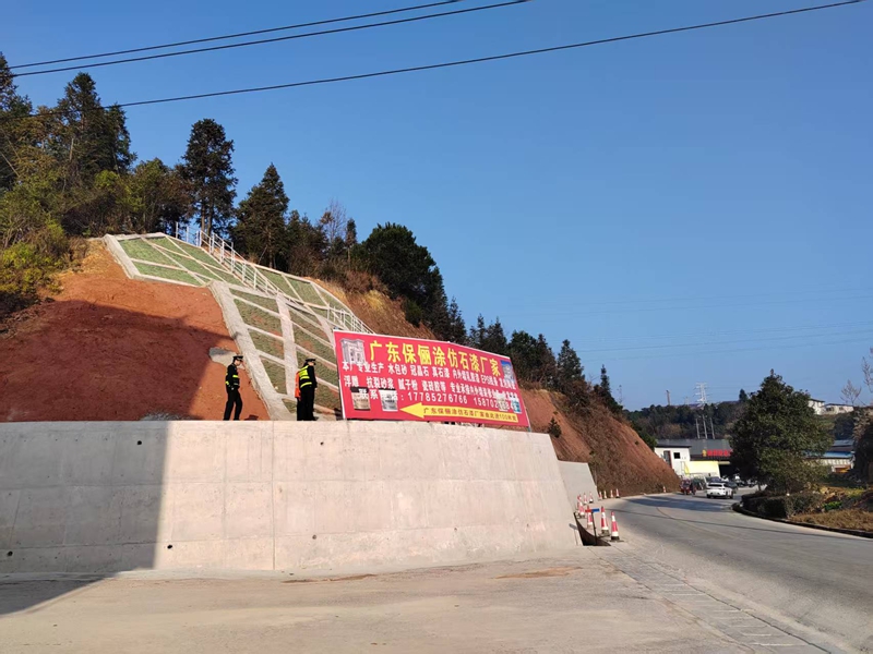 3 圖為貴州省交通運輸綜合行政執法七支隊十一大隊執法人員聯合黎平公路管理段前期排查現場。