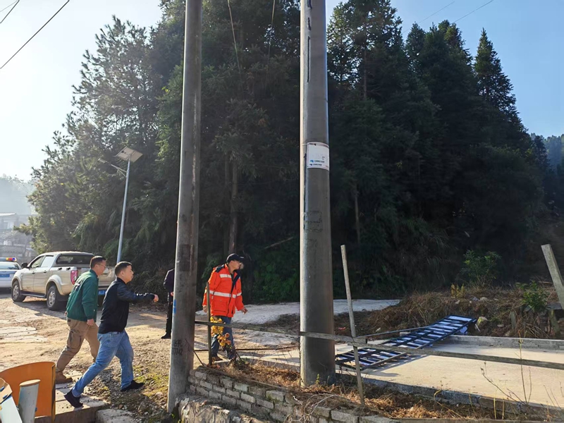 4 圖為貴州省交通運輸綜合行政執法七支隊十一大隊執法人員協助當事人拆除后現場
