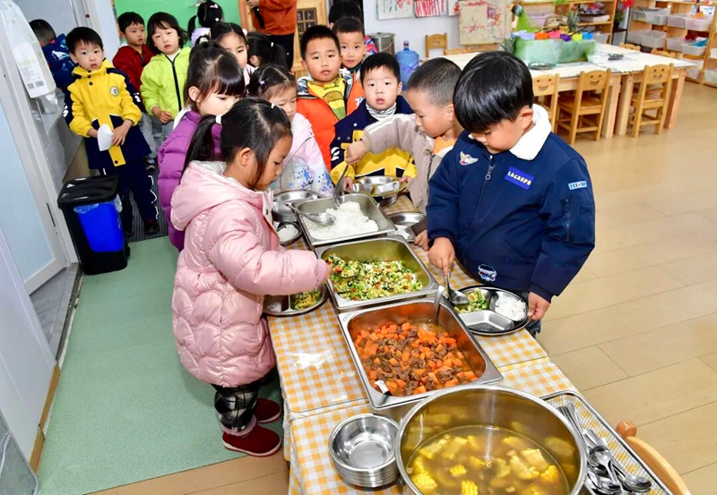 2、 孩子們排隊(duì)打菜 。.jpg