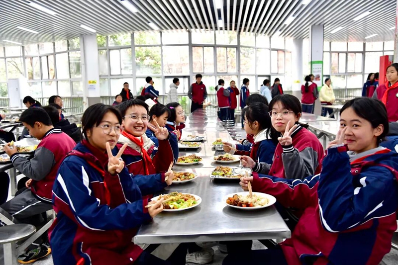 3、 學(xué)生在食堂就餐 。.jpg