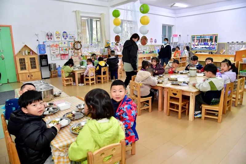 4、 孩子們食堂就餐 。.jpg