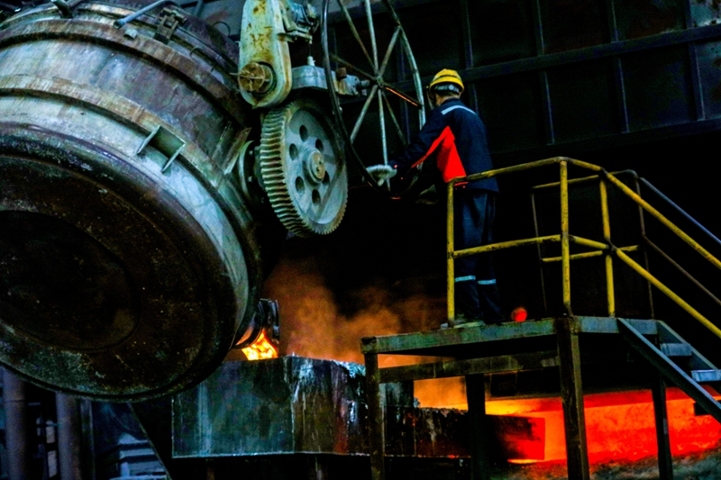 工人在貴州省遵義市播州區(qū)茍江鋁工業(yè)園區(qū)貴州鑫智鵬高新鋁材有限公司 繁忙作業(yè)。（李仁軍  攝）.JPG