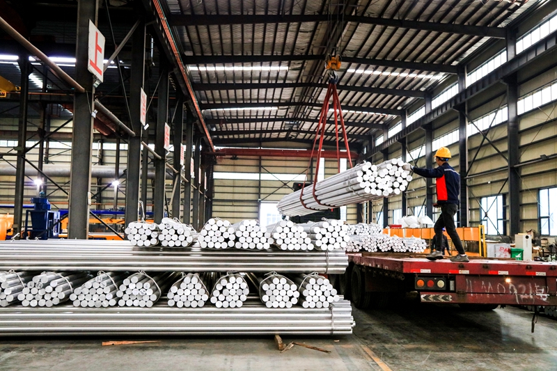 工人在播州區(qū)貴州鑫智鵬高新鋁材有限公司鋁材加工生產(chǎn)車(chē)間搬運(yùn)鋁材。(李仁軍 攝).jpg