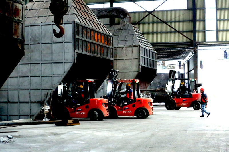 工人在播州區(qū)貴州鑫智鵬高新鋁材有限公司熔鑄車(chē)間忙碌作業(yè)。李仁軍 攝).jpg