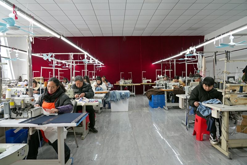 2026年1月12日，貴州省畢節市納雍縣化作鄉銀鑫制衣廠，工人在趕制訂單。