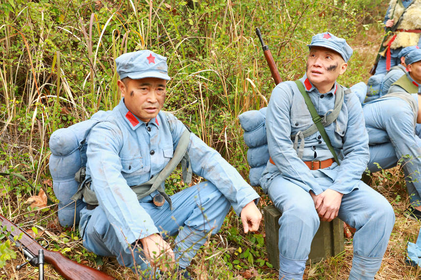 劍河縣群眾演員在電影《一件毛衣》拍攝現場候場。謝達意攝