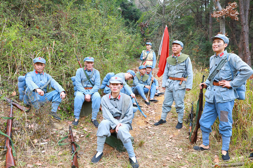 劍河縣群眾演員在電影《一件毛衣》拍攝現場候場。謝達意攝