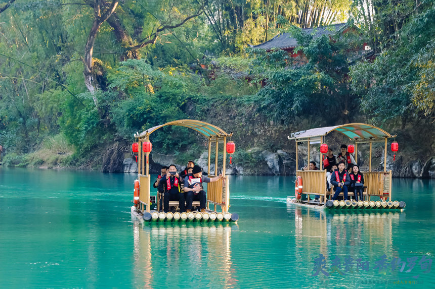 采風(fēng)團(tuán)乘竹筏游覽大小井。