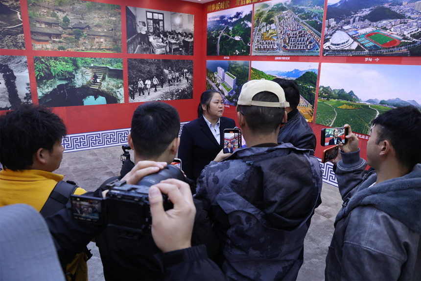 采風(fēng)團(tuán)在沫陽鎮(zhèn)麻懷村開展采風(fēng)活動。