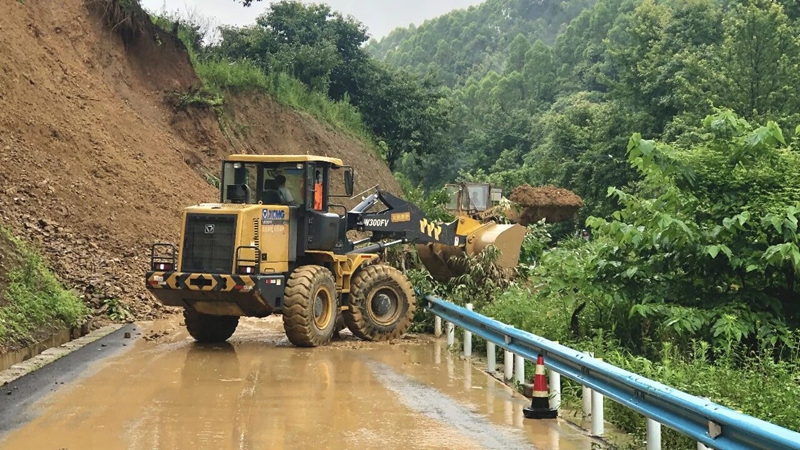 2 圖為對公路進行清理修復。.jpg