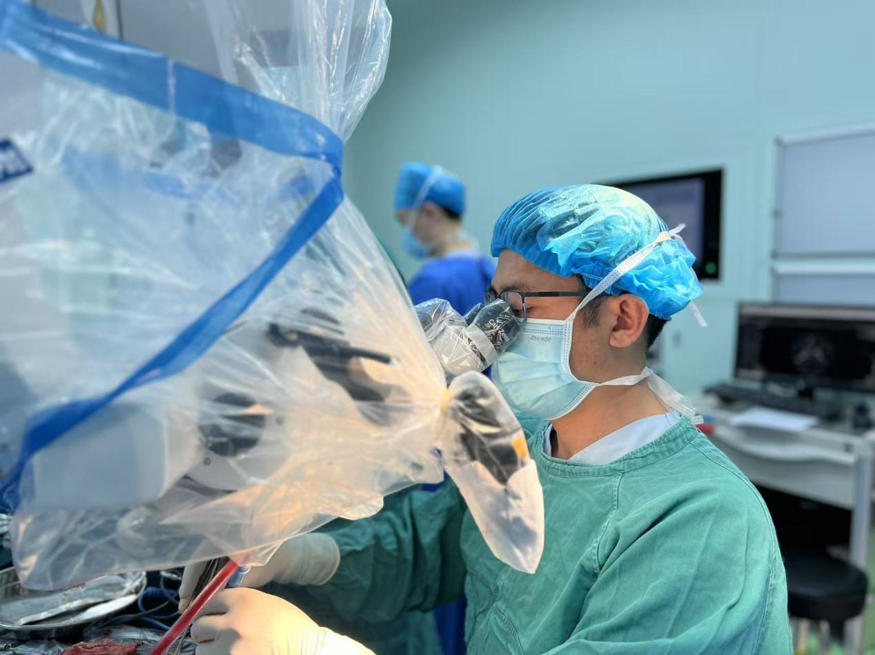 神經外科團隊為患者開展手術。