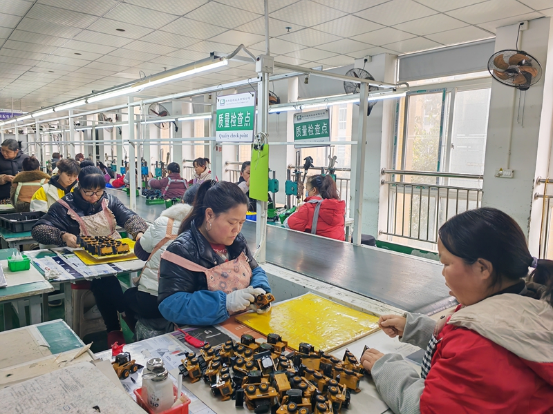 工人們正在將輪胎、車(chē)窗、內(nèi)飾等部件精準(zhǔn)裝配。陳昱 攝