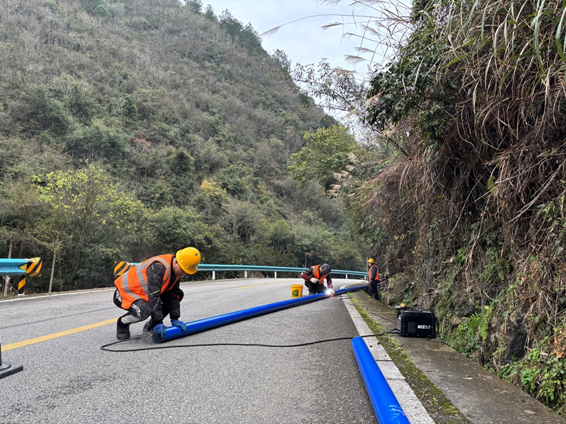 農村規模化供水工程管道鋪設現場。