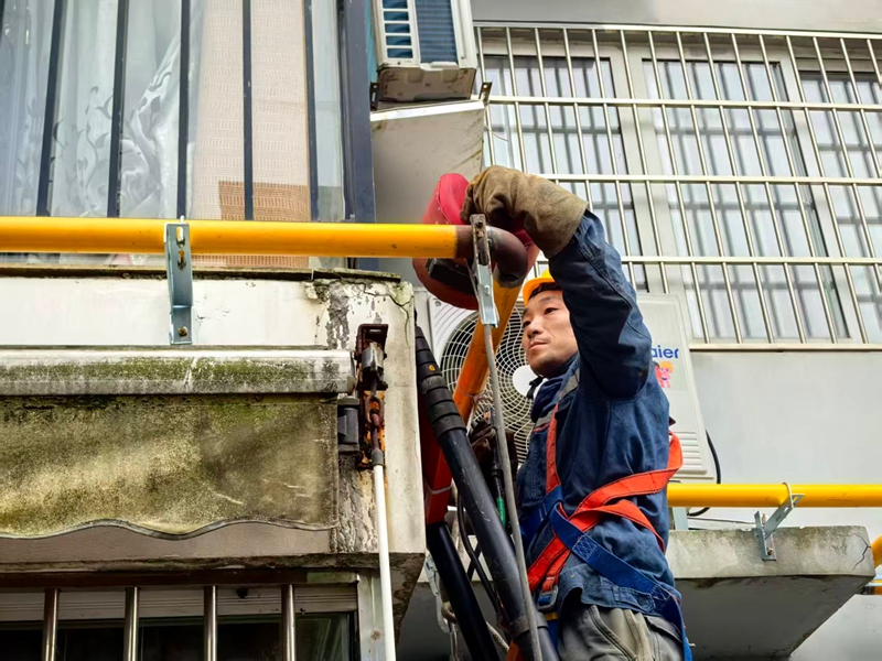 工人正在安裝燃氣管。 楊洋 攝 (2).jpg