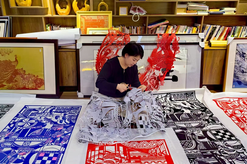 2、曹梅梅精心雕琢融合剪紙細(xì)節(jié)。習(xí)水縣融媒體中心供圖