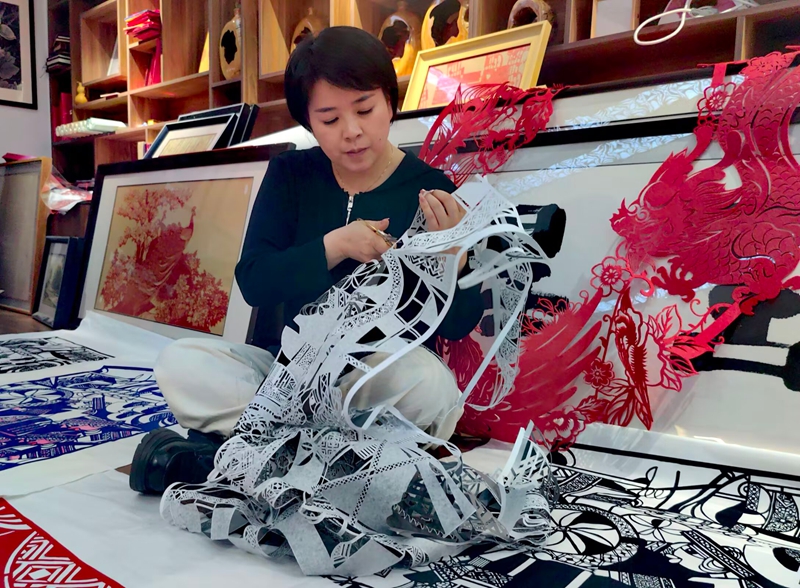 5、曹梅梅專注裁剪作品。習(xí)水縣融媒體中心供圖