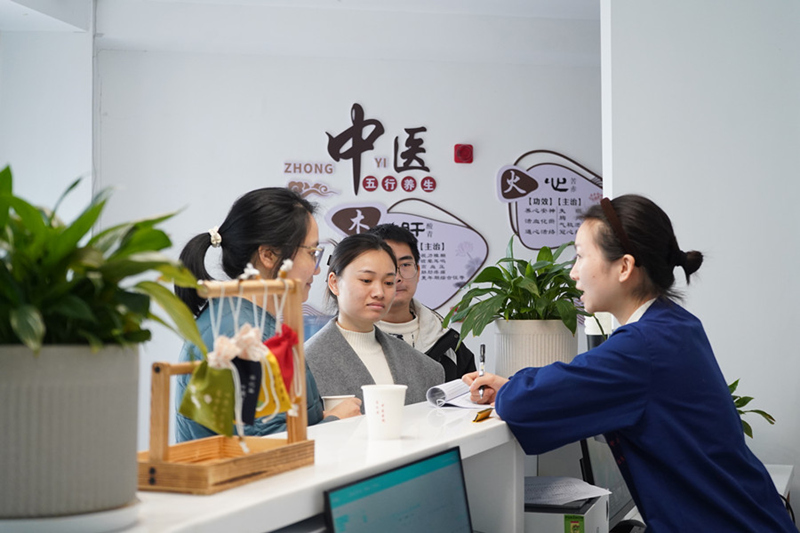 群眾在服務臺登記。周燕攝