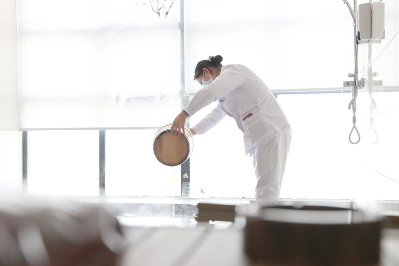 醫務人員將調配好的特制中藥湯劑注入浴池。唐鵬攝