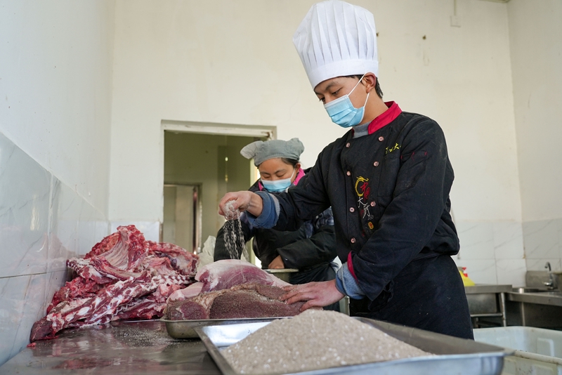 工人正在進行腌制工序。沈建華 攝.jpg