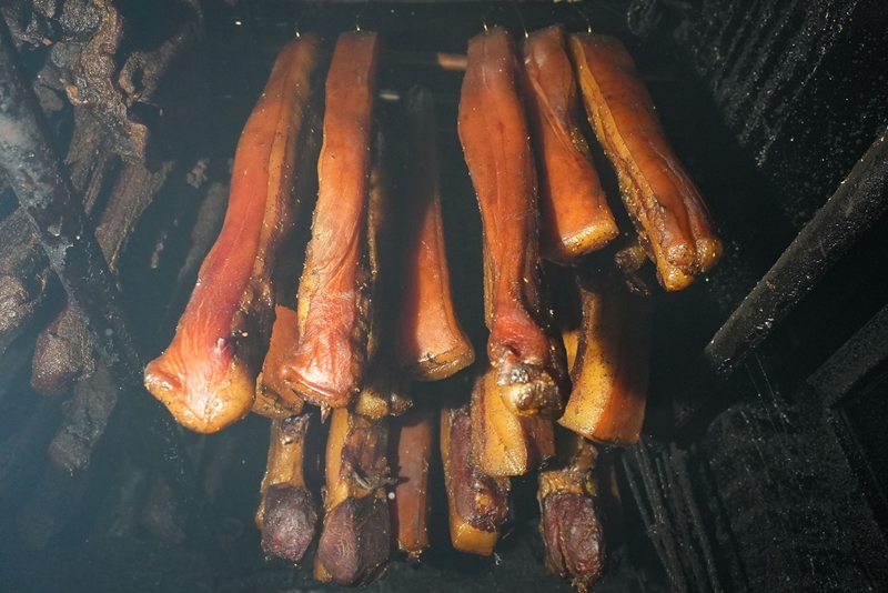 熏烤房里的臘肉。陸勁松 攝.jpg