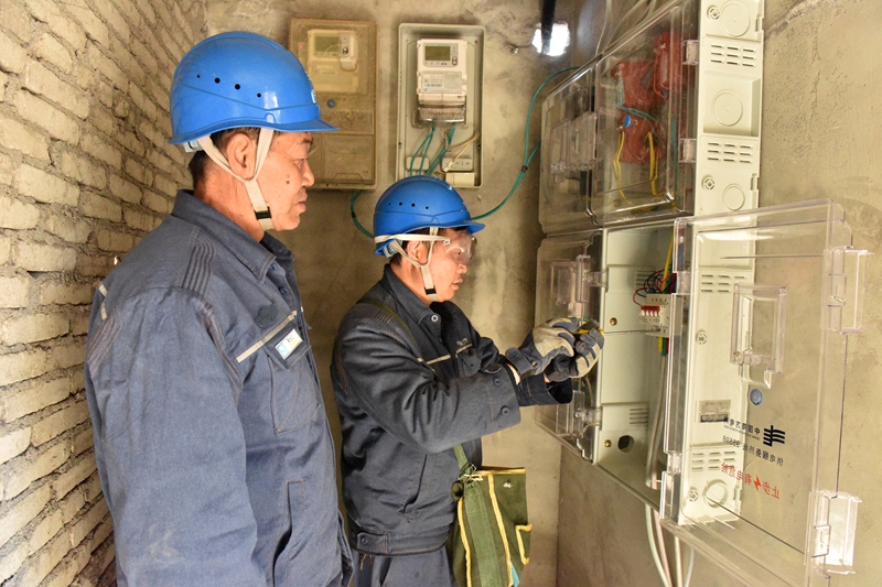 工作人員正為用戶裝表接電  王進 攝