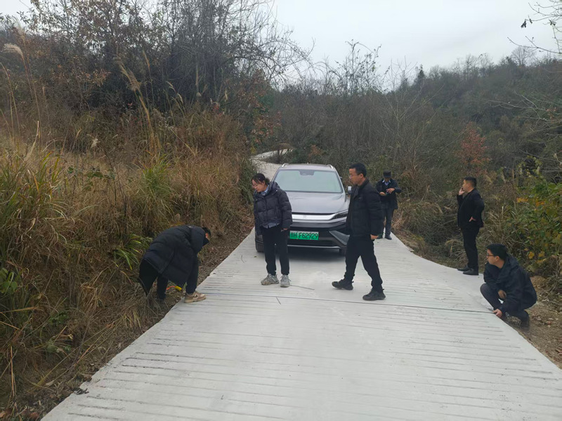 施秉縣白垛鄉(xiāng)工作人員對產(chǎn)業(yè)路進行驗收。