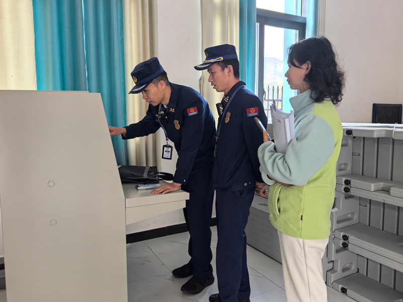 施秉縣消防監(jiān)督員對幼兒園火災(zāi)自動報警系統(tǒng)進行檢查。