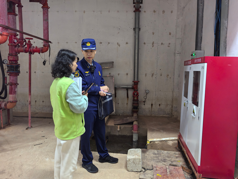 施秉縣消防監(jiān)督員對幼兒園水泵房進(jìn)行檢查。