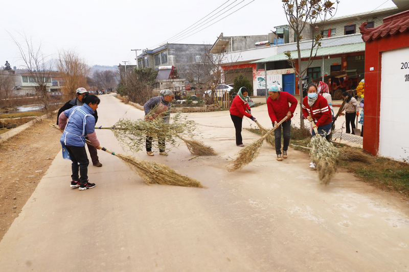 可界村群眾正在打掃環(huán)境衛(wèi)生。