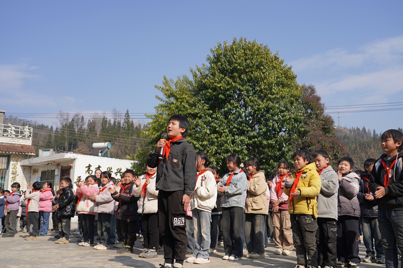 2026年1月15日，納雍縣寨樂鎮英底村貓場小學，冬裝捐贈意儀式上，學生代表發表感言。