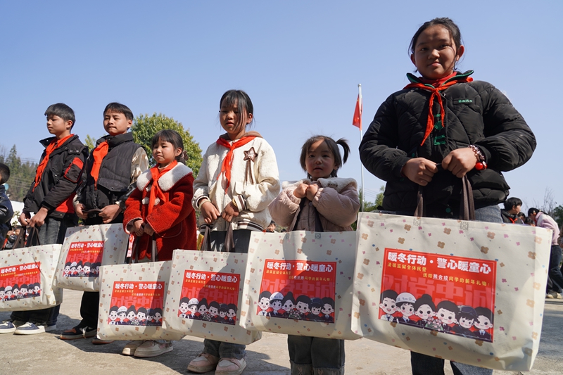 2026年1月15日，納雍縣寨樂鎮英底村貓場小學學生收到清鎮監獄捐贈的冬裝。