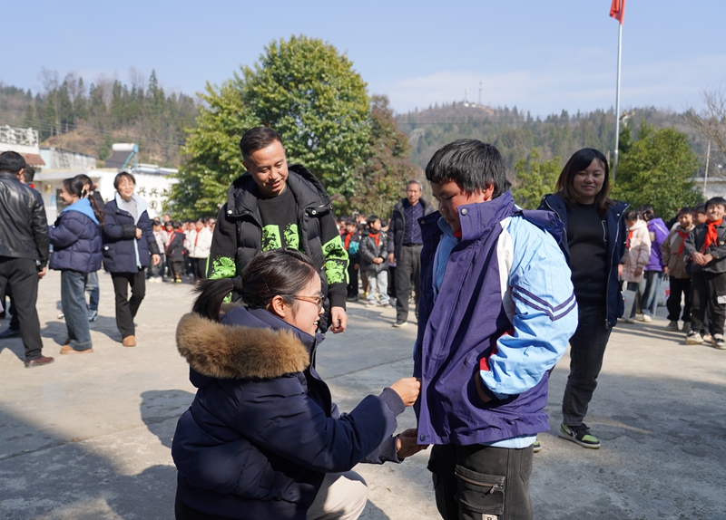 2026年1月15日，納雍縣寨樂鎮英底村貓場小學學生在試穿新衣。